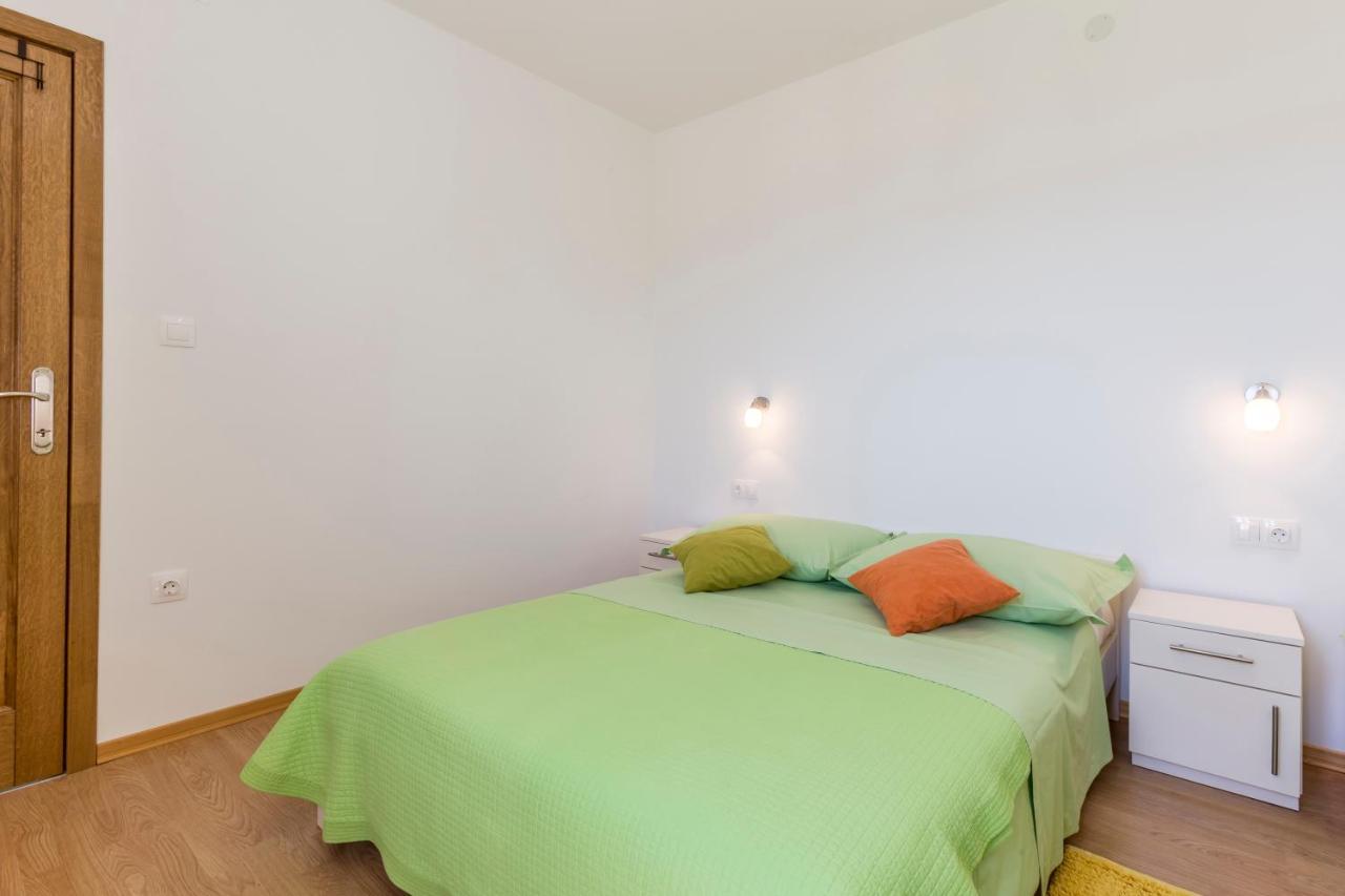Apartmani Bezmalinovic Бол Екстериор снимка