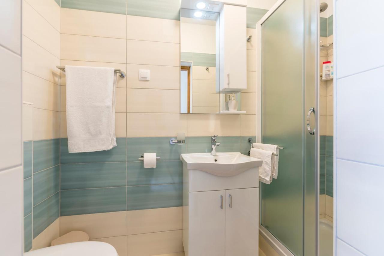 Apartmani Bezmalinovic Бол Екстериор снимка