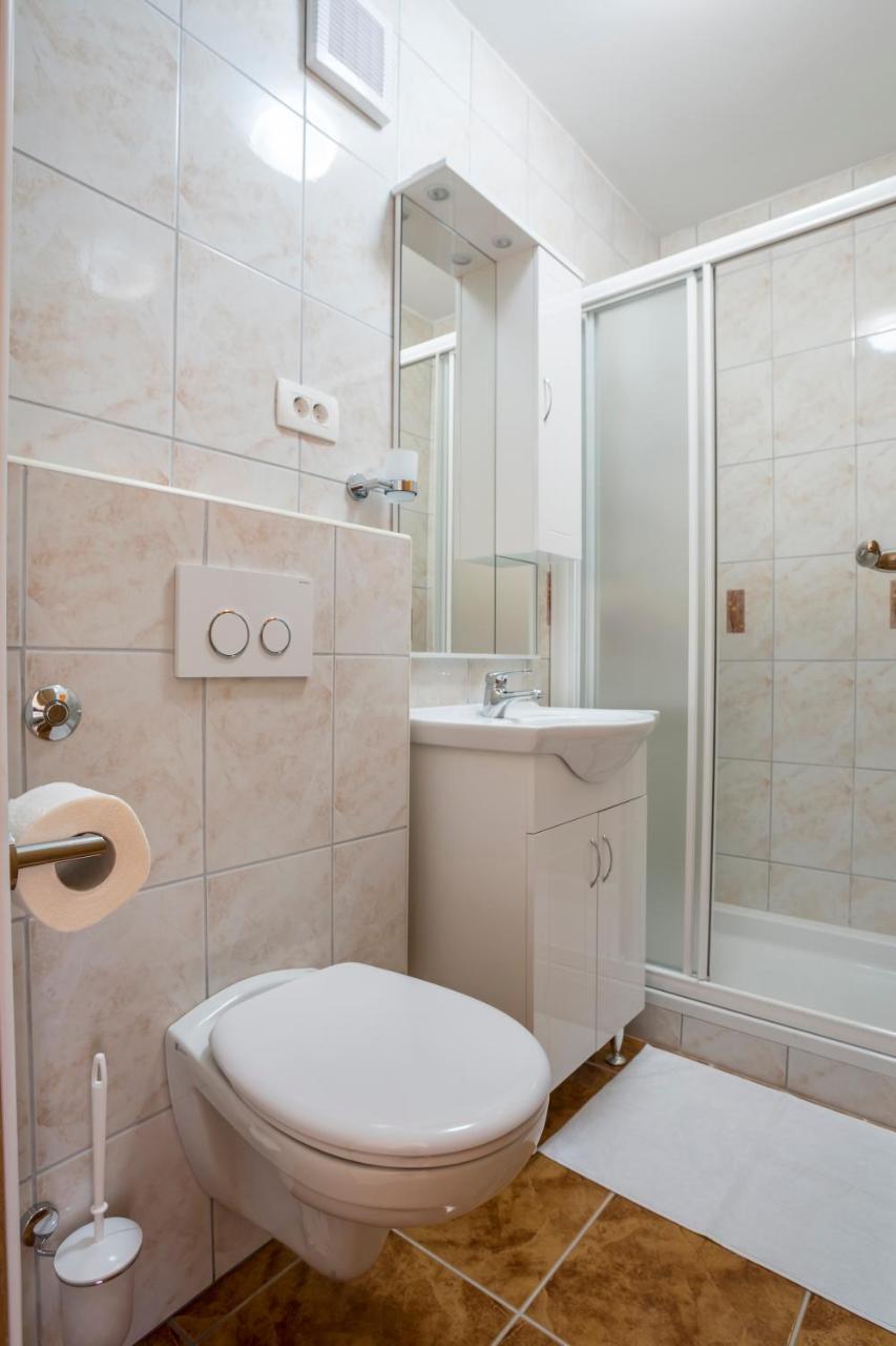 Apartmani Bezmalinovic Бол Екстериор снимка