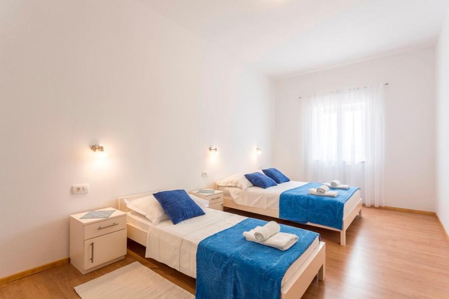 Apartmani Bezmalinovic Бол Екстериор снимка