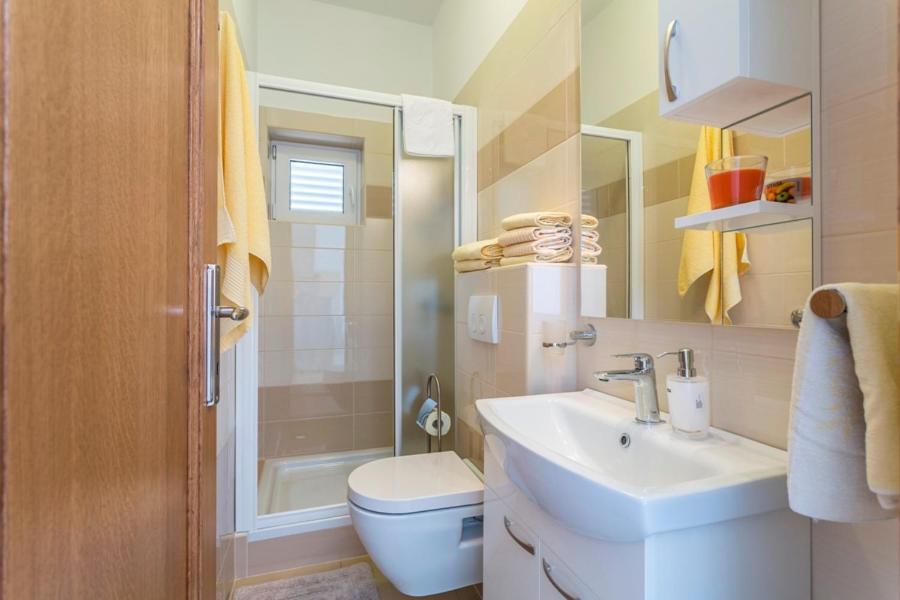 Apartmani Bezmalinovic Бол Екстериор снимка